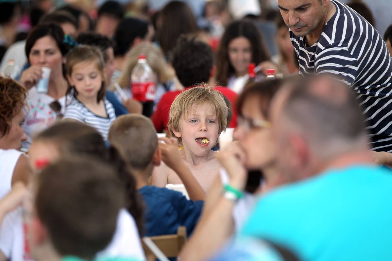 Paellada en la fiesta de fin de curso de Maristas