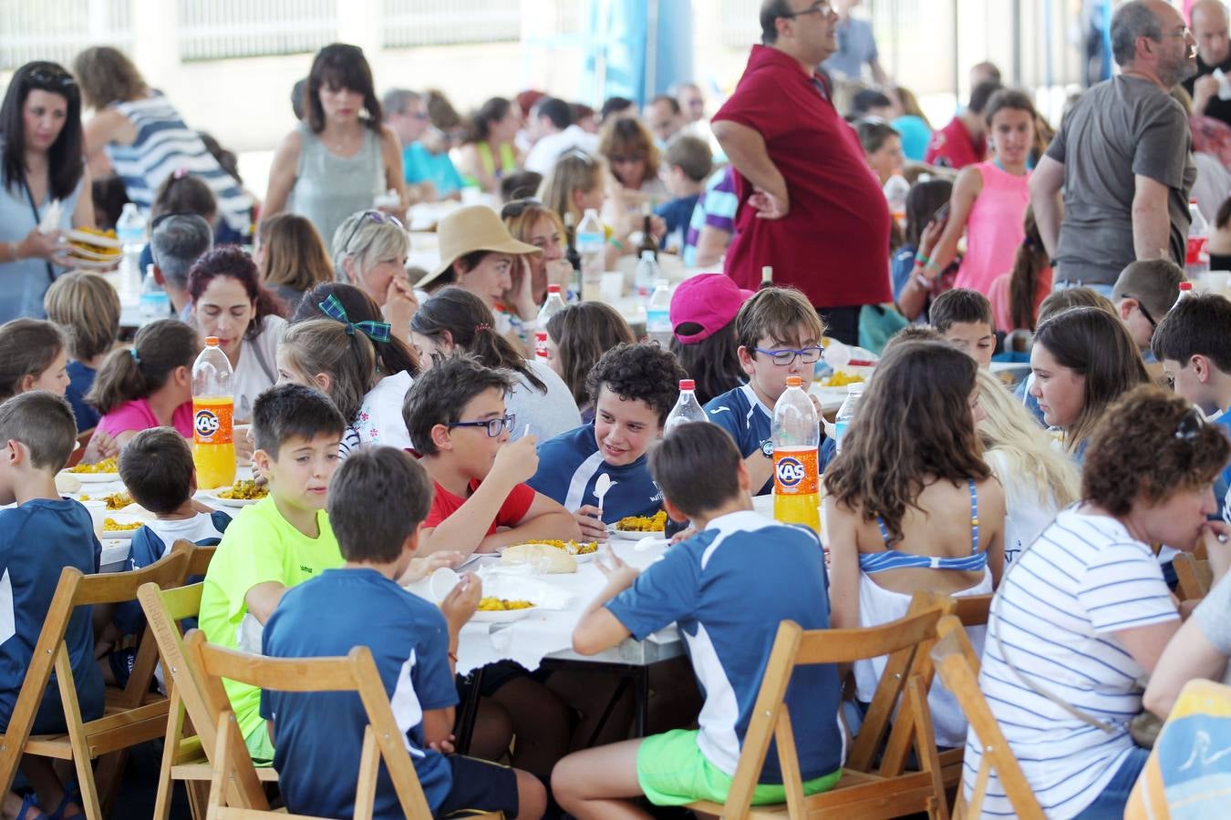 Paellada en la fiesta de fin de curso de Maristas