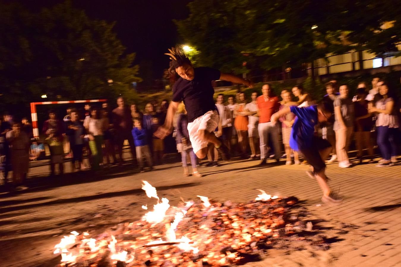 San Antonio enciende su hoguera por San Juan