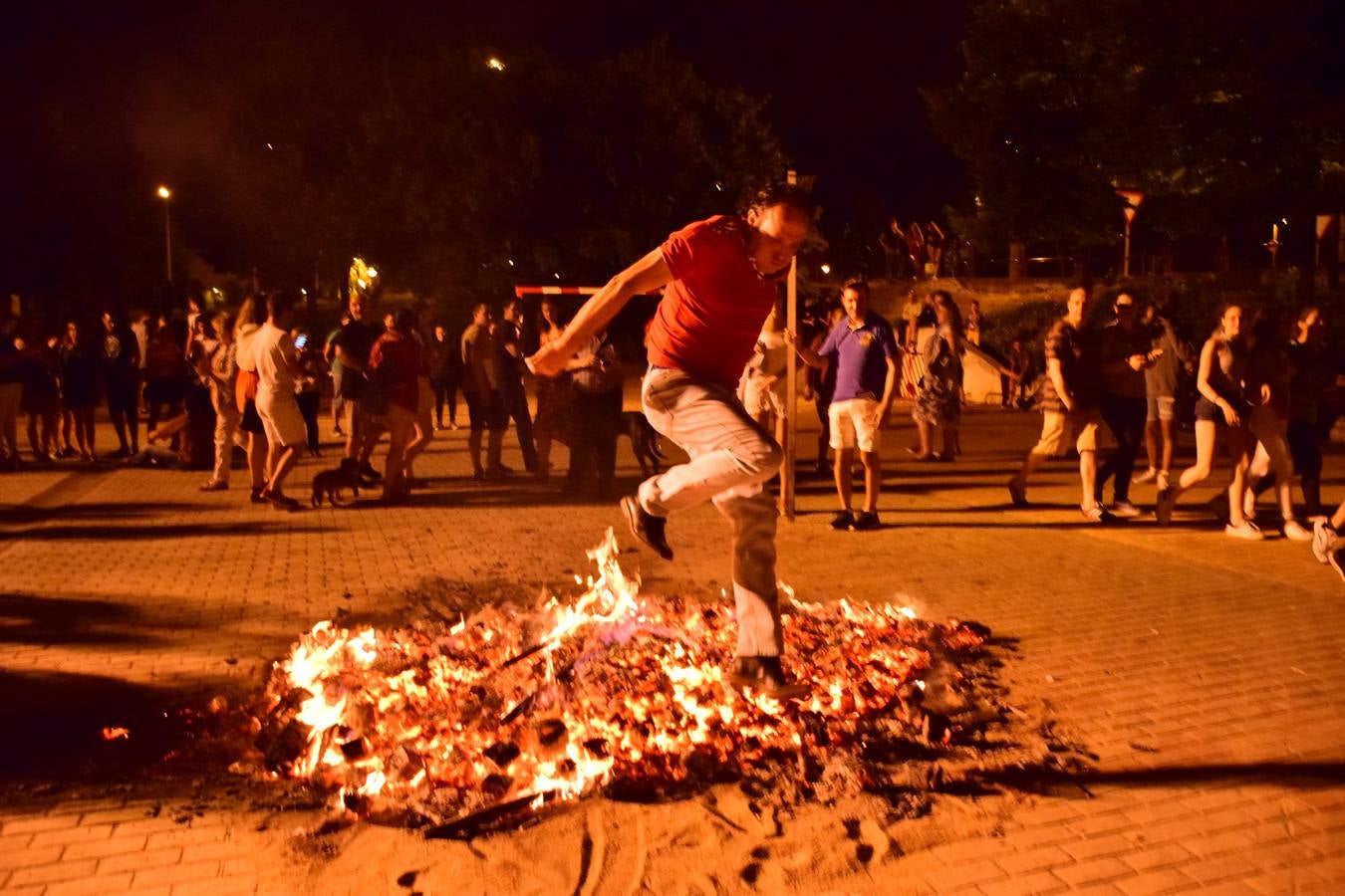 San Antonio enciende su hoguera por San Juan