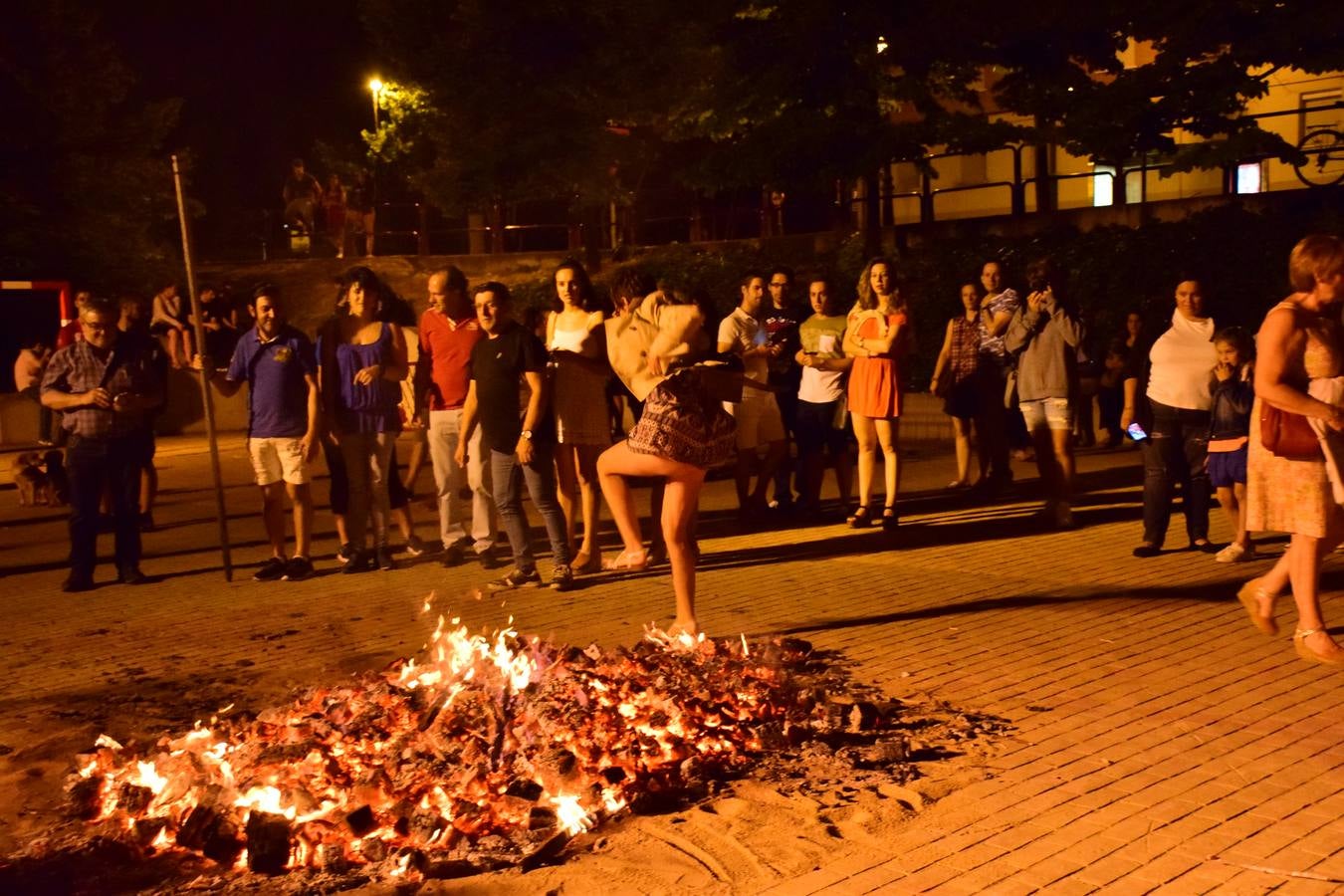 San Antonio enciende su hoguera por San Juan