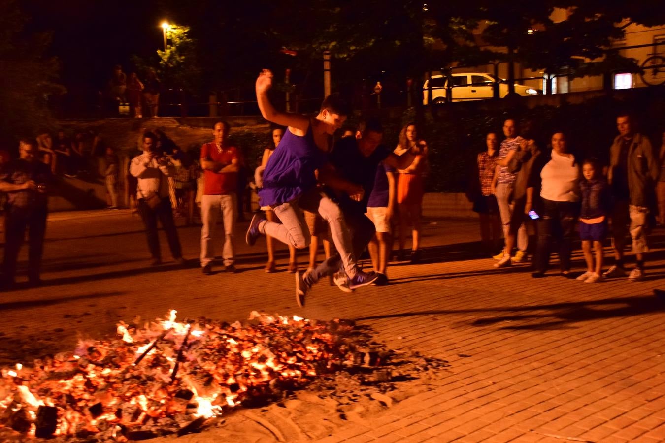 San Antonio enciende su hoguera por San Juan