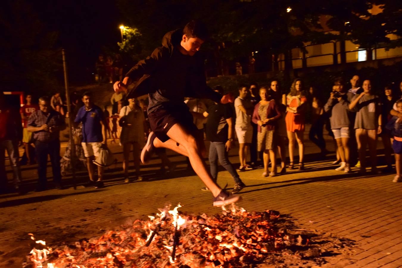 San Antonio enciende su hoguera por San Juan