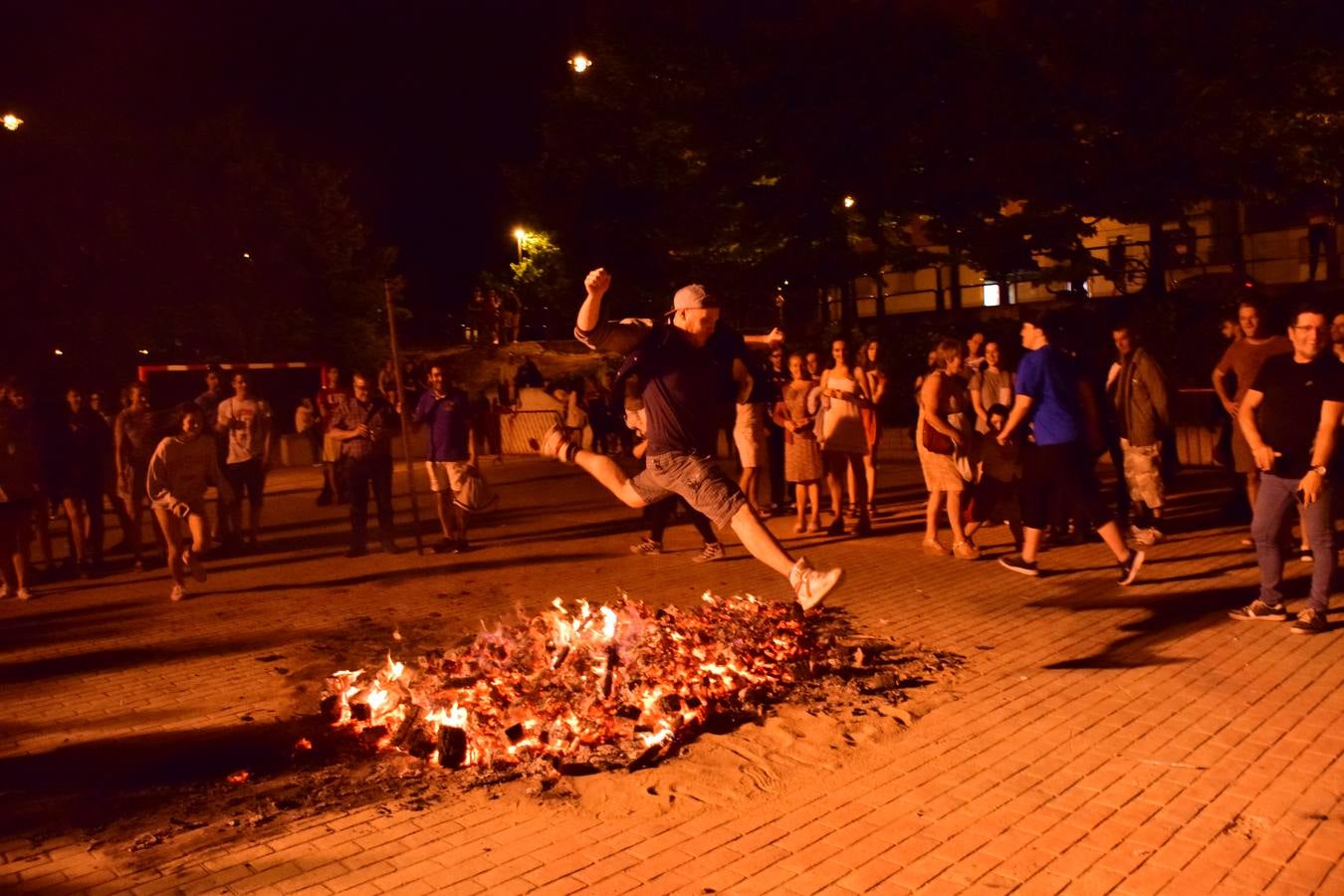 San Antonio enciende su hoguera por San Juan