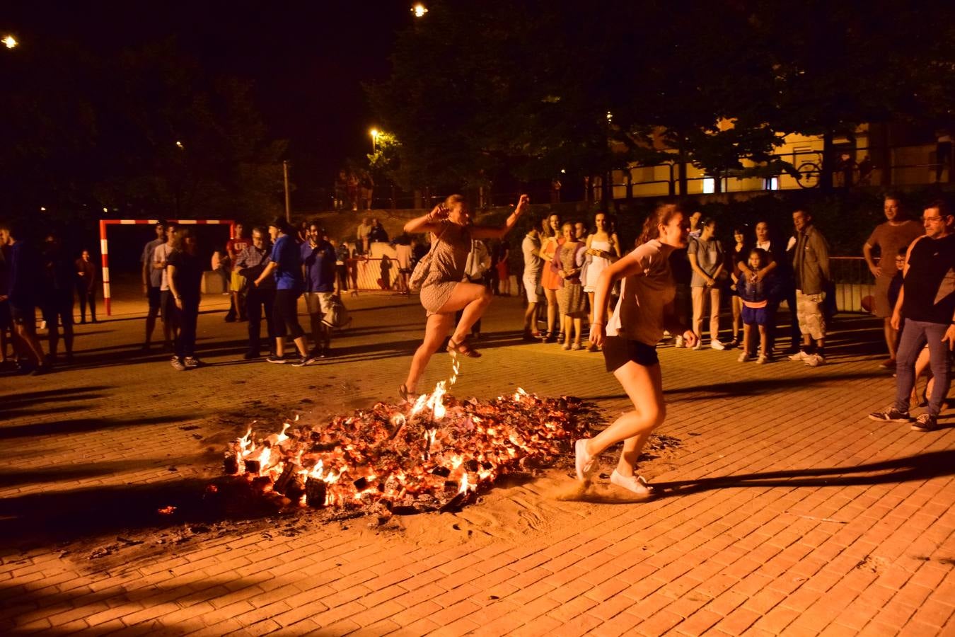 San Antonio enciende su hoguera por San Juan