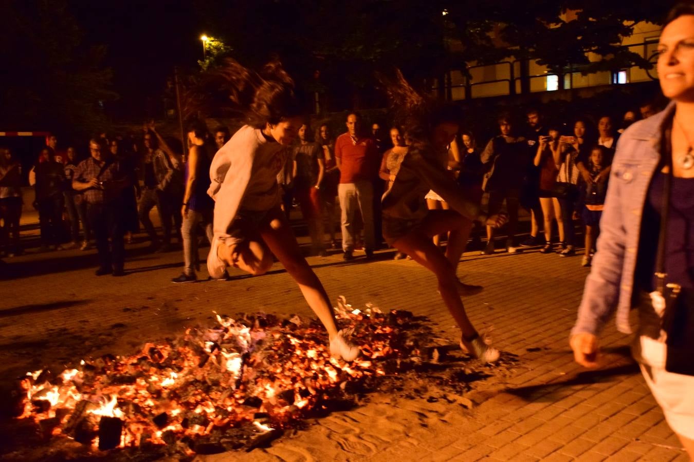 San Antonio enciende su hoguera por San Juan