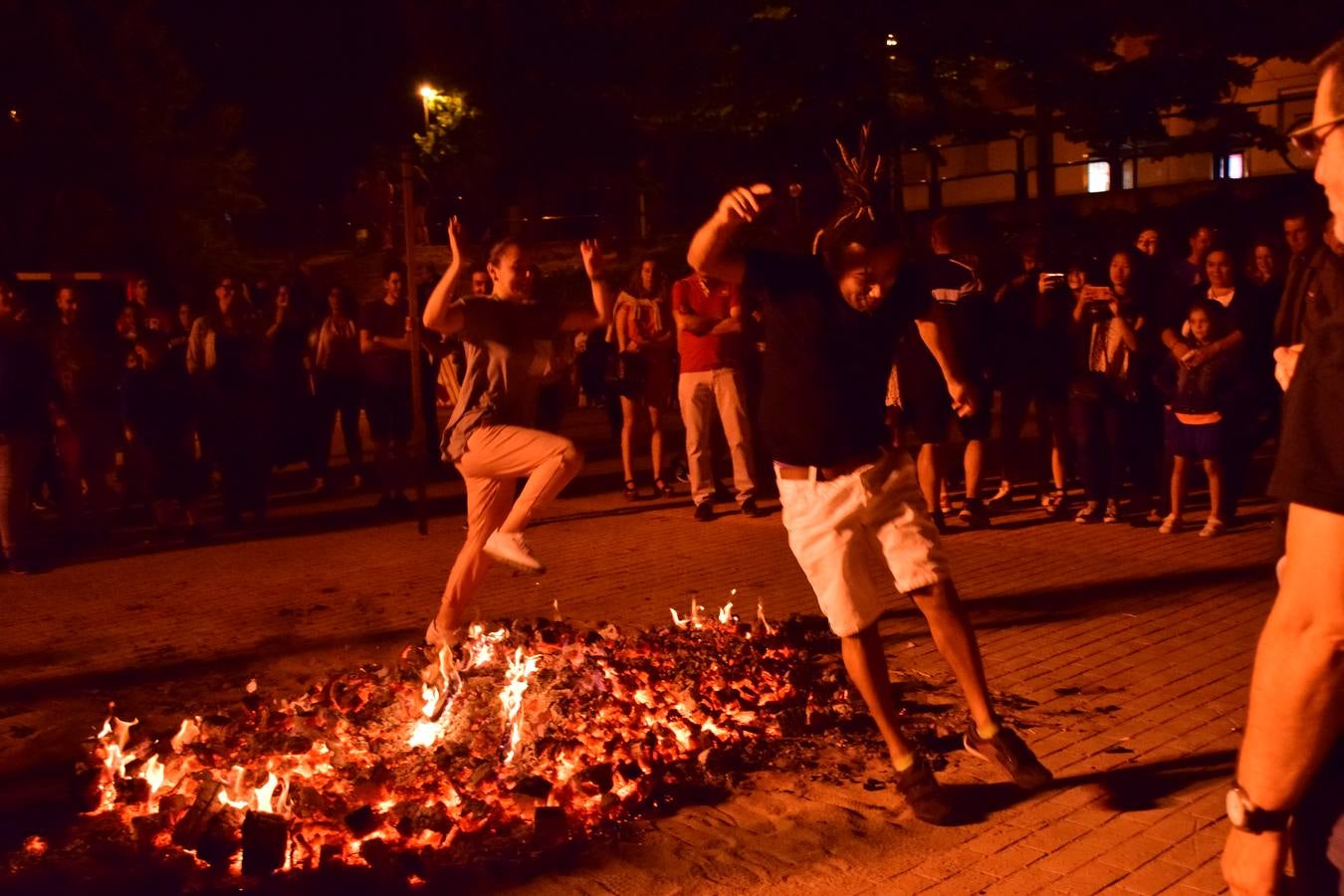 San Antonio enciende su hoguera por San Juan