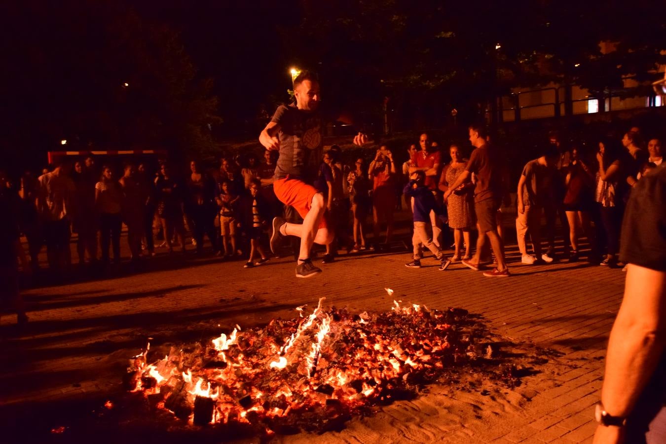 San Antonio enciende su hoguera por San Juan