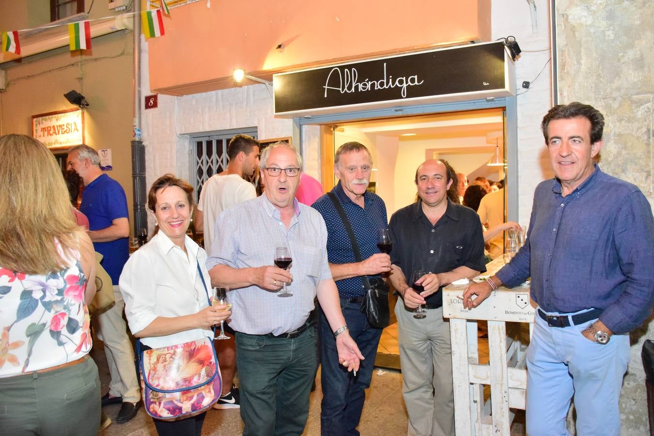 Cena en la calle San Juan por sus fiestas