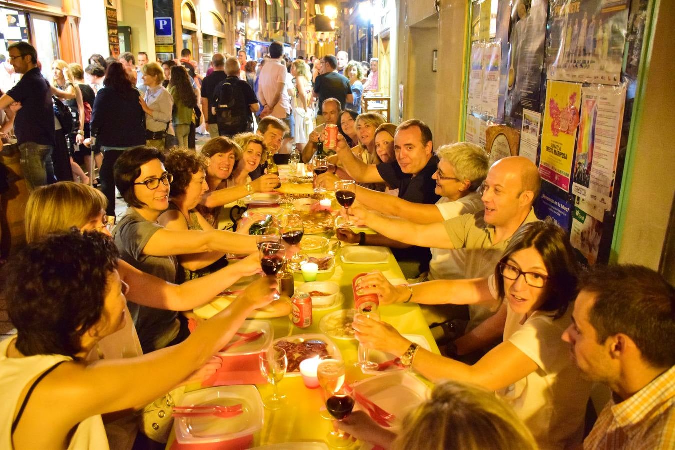 Cena en la calle San Juan por sus fiestas