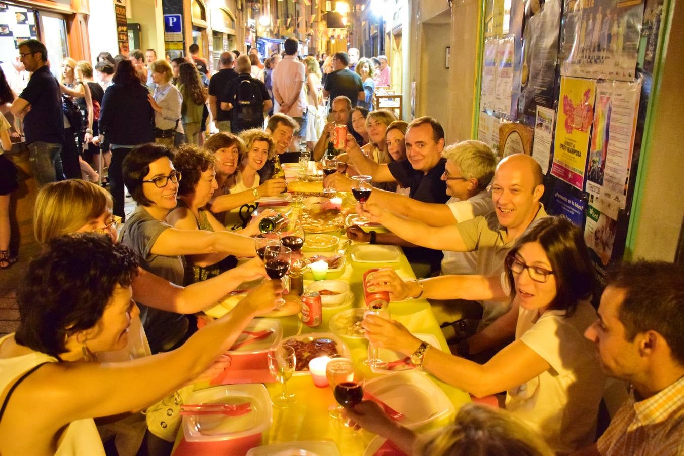 Cena en la calle San Juan por sus fiestas