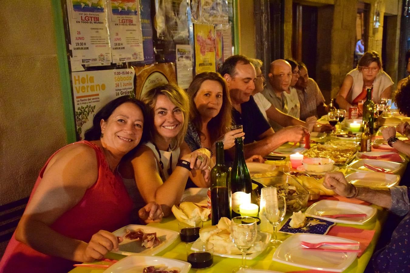 Cena en la calle San Juan por sus fiestas