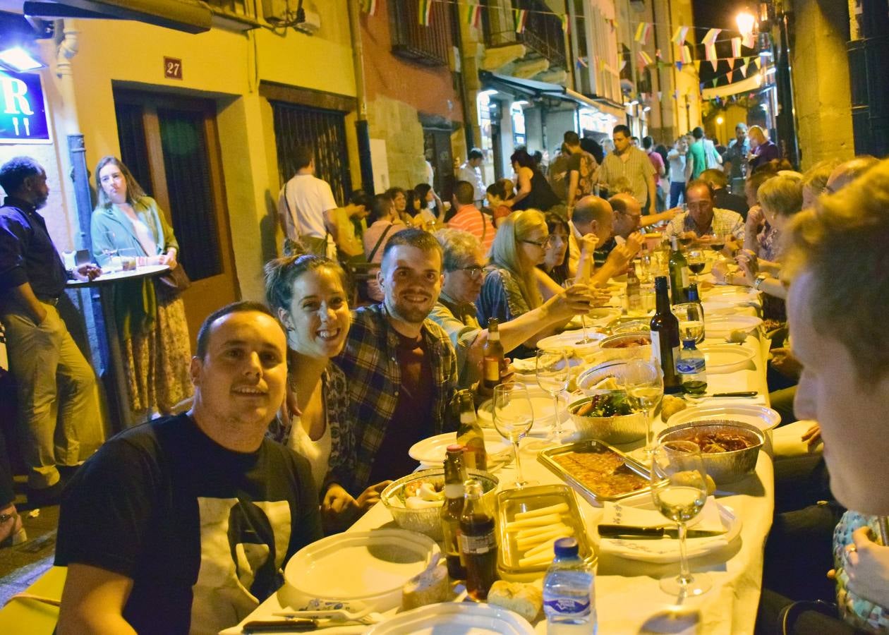 Cena en la calle San Juan por sus fiestas