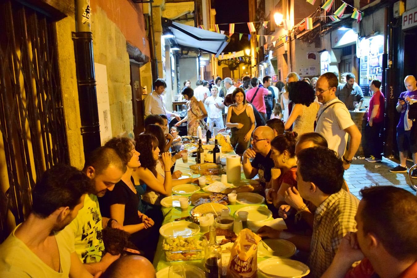 Cena en la calle San Juan por sus fiestas