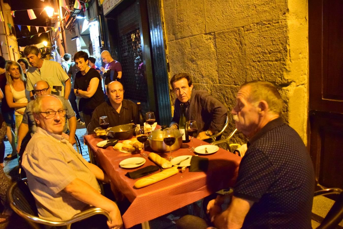 Cena en la calle San Juan por sus fiestas