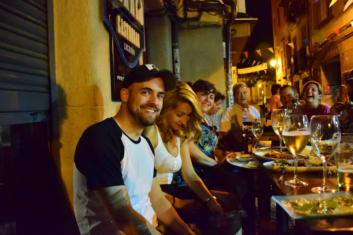 Cena en la calle San Juan por sus fiestas