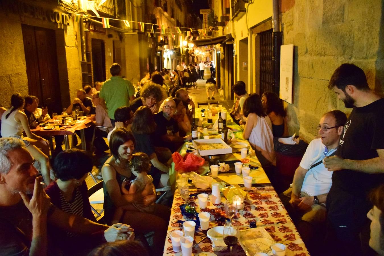 Cena en la calle San Juan por sus fiestas