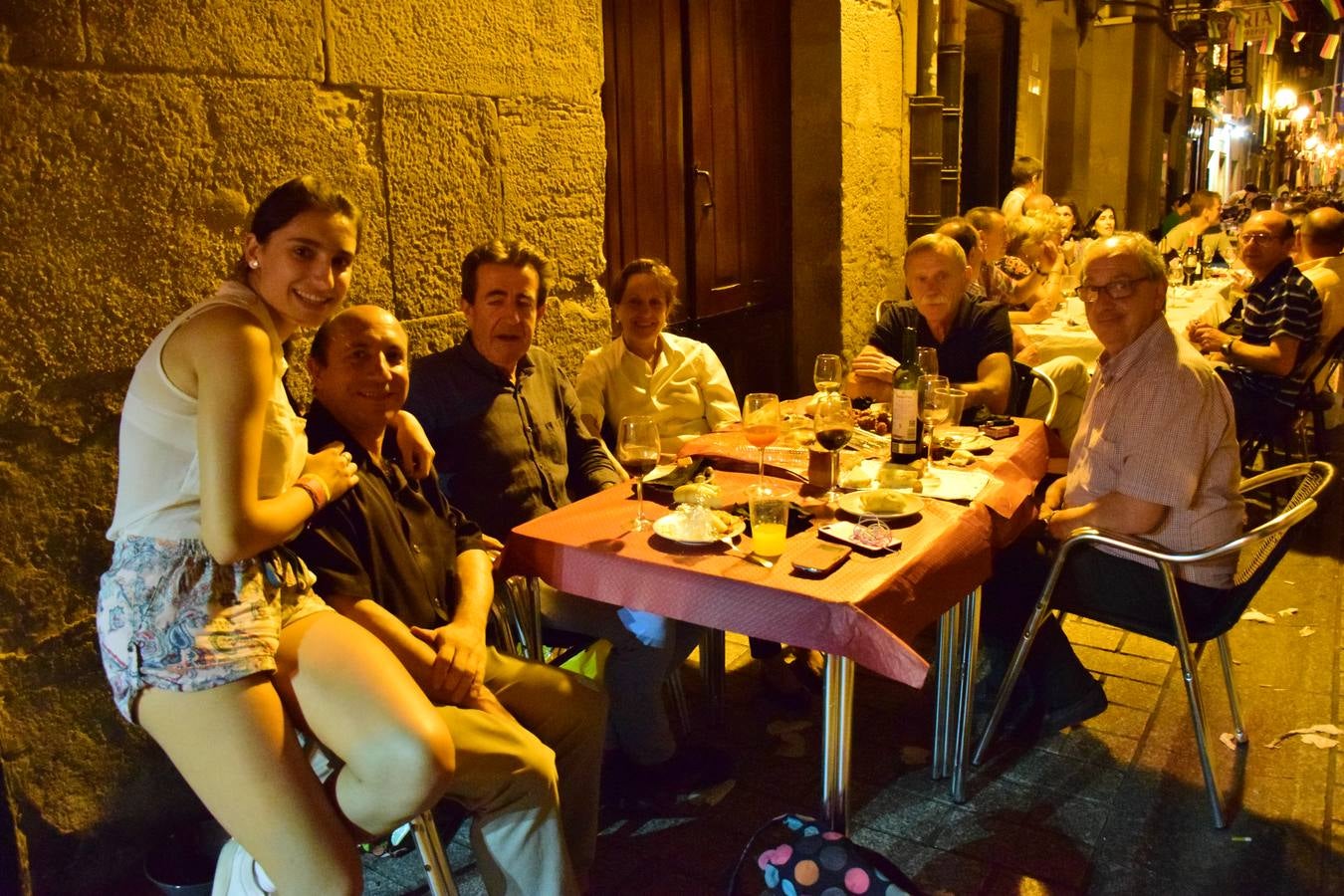 Cena en la calle San Juan por sus fiestas