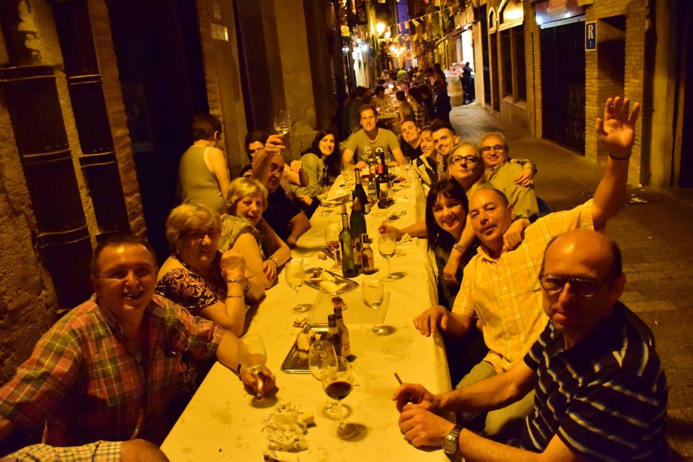 Cena en la calle San Juan por sus fiestas