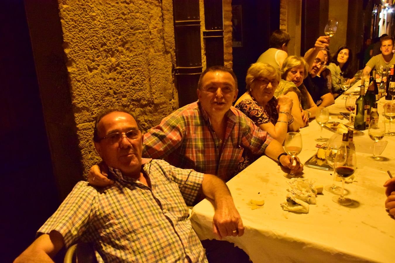 Cena en la calle San Juan por sus fiestas