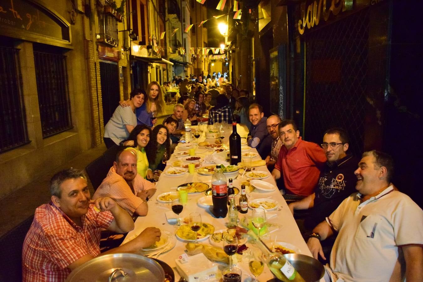 Cena en la calle San Juan por sus fiestas