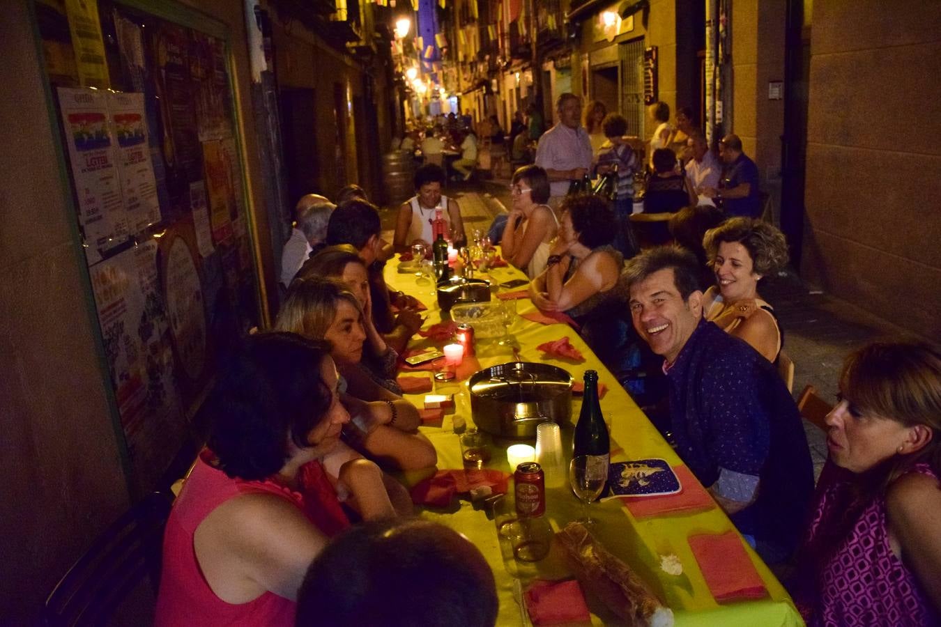 Cena en la calle San Juan por sus fiestas