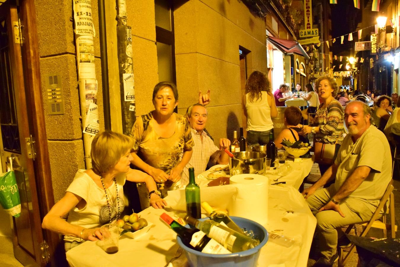 Cena en la calle San Juan por sus fiestas