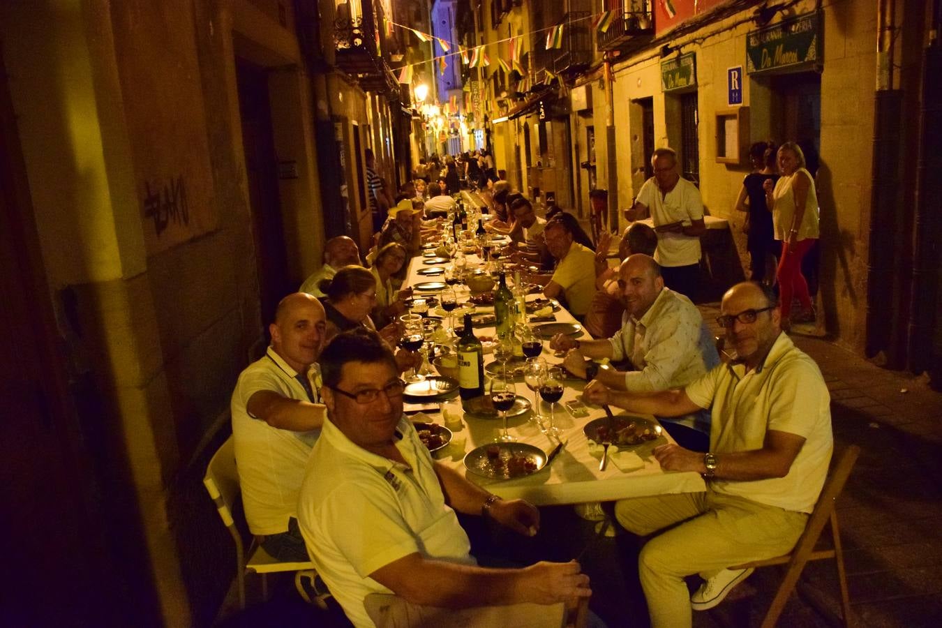 Cena en la calle San Juan por sus fiestas