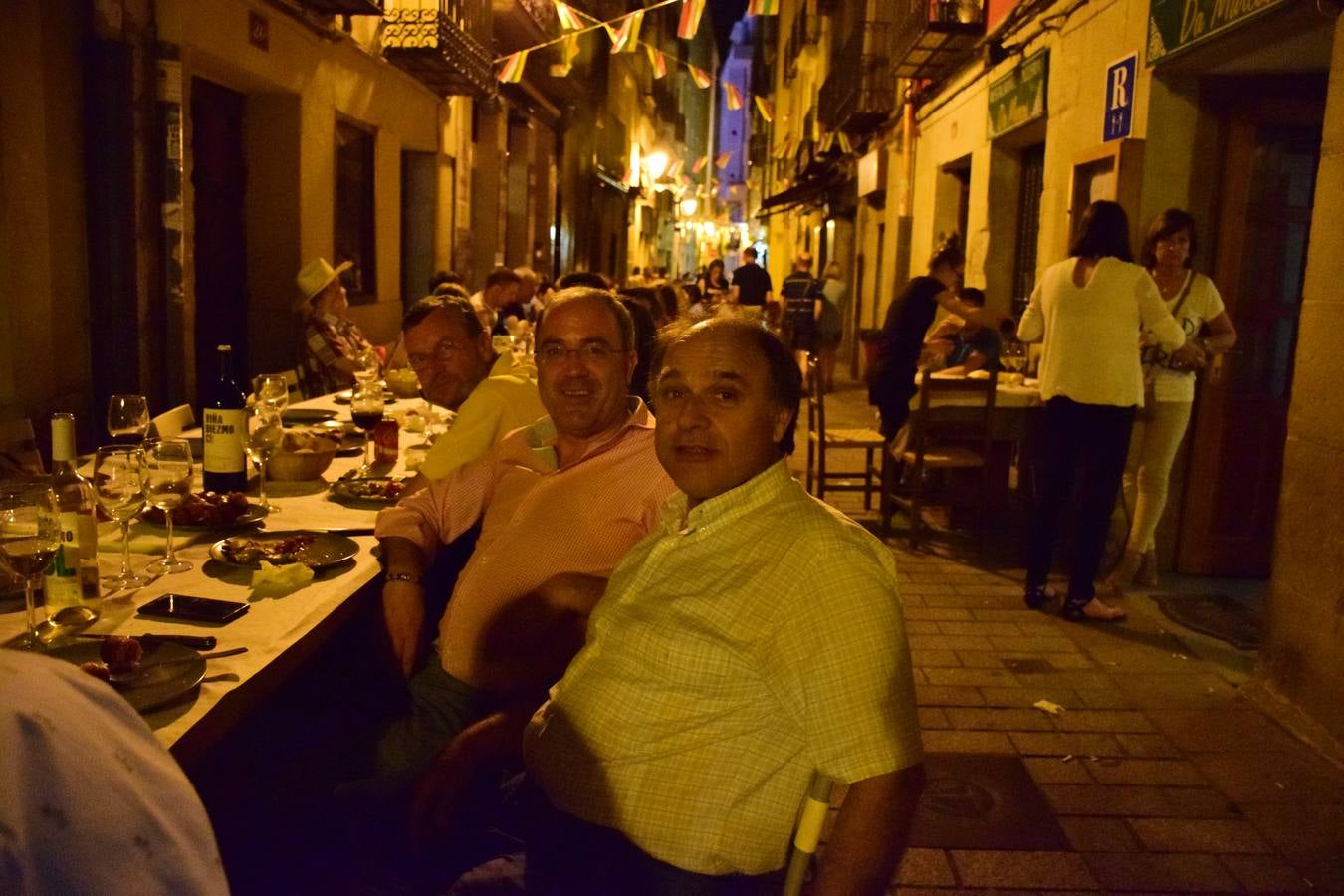 Cena en la calle San Juan por sus fiestas