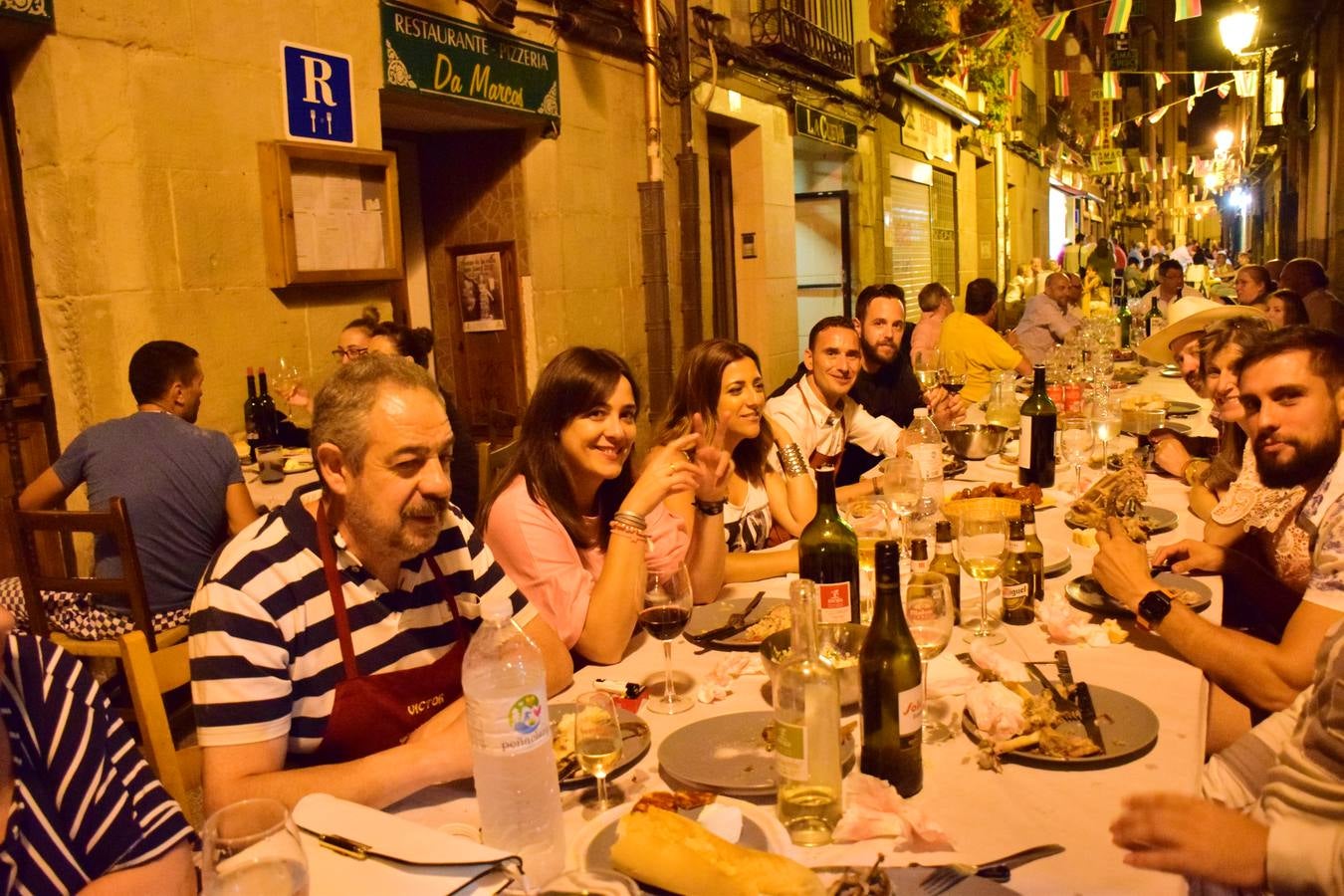 Cena en la calle San Juan por sus fiestas