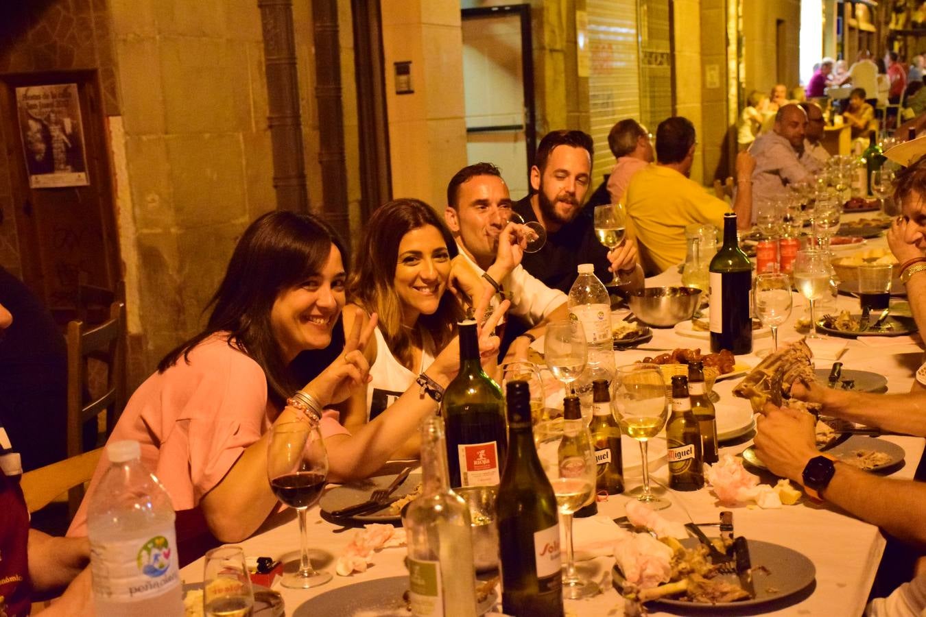 Cena en la calle San Juan por sus fiestas