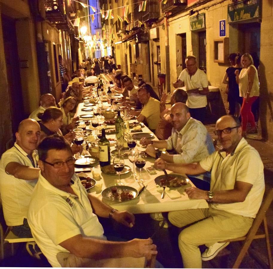 Cena en la calle San Juan por sus fiestas