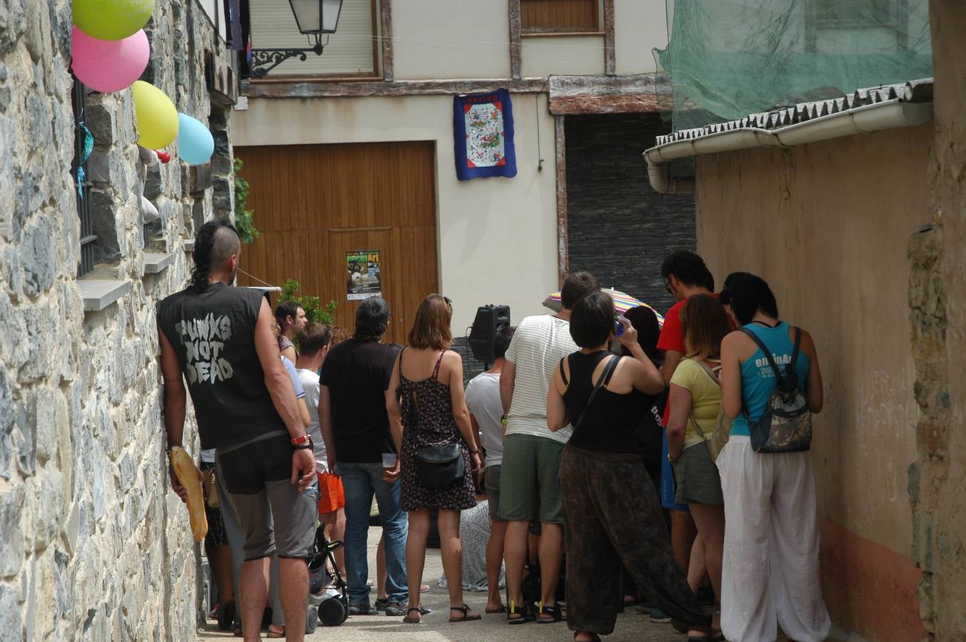 Teatro y música llenan las calles de Enciso