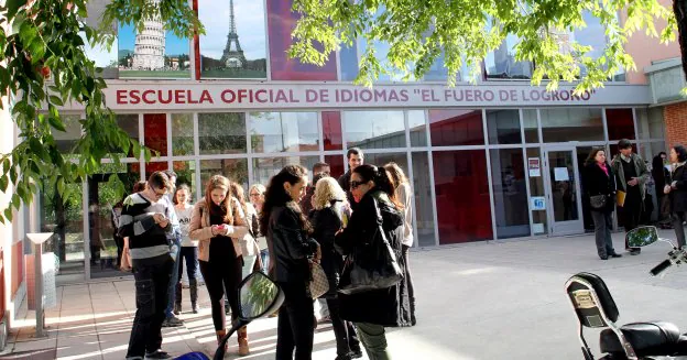 Exterior de la Escuela Oficial de Idiomas El Fuero de Logroño, con algunos alumnos en las inmediaciones. :: MIGUEL HERREROS