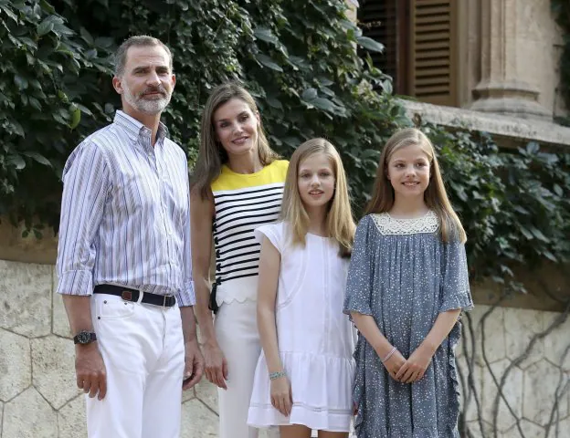 Posado real. Don Felipe, doña Letizia, la princesa Leonor y la infanta Sofía posan para los medios gráficos ante el palacio de Marivent. :: efe
