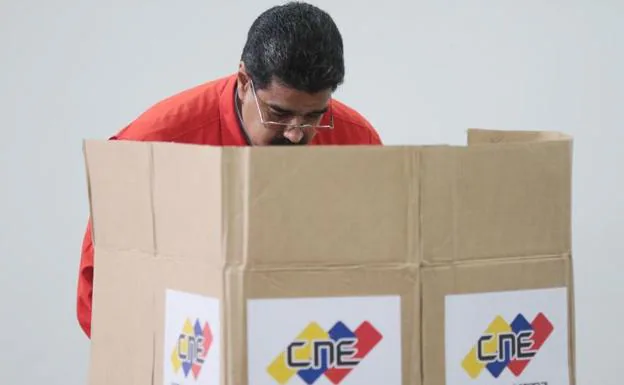 Nicolás Maduro deposita su voto el pasado domingo.
