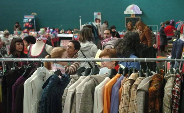 Público ojeando la mercancía en el frontón de Santo Domingo en una feria anterior. 