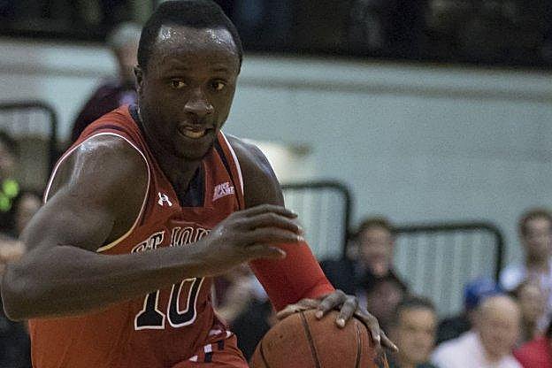 Felix Balamou, en acción con la camiseta de su universidad. :: efe