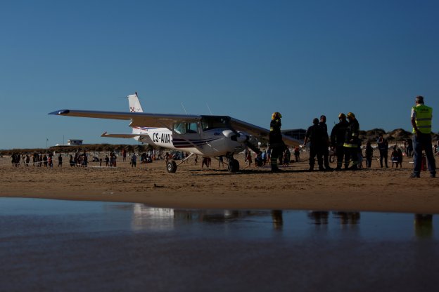 La avioneta que provocó el incidente. :: Pedro Nunes / reuters