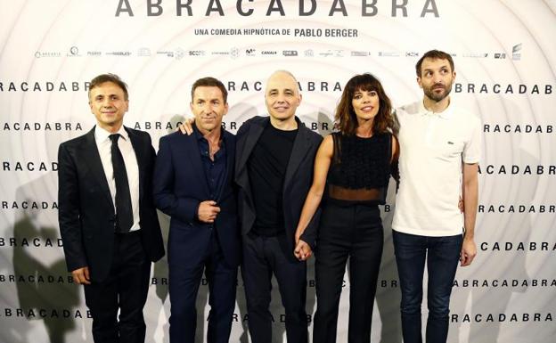 El reparto de 'Abracadabra' junto al director Pablo Berger (c).