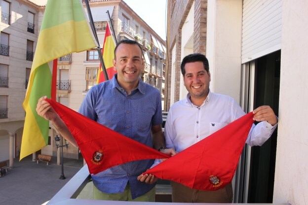 Óscar Martínez de Quel, ayer con el alcalde Javier García. :: E.P.