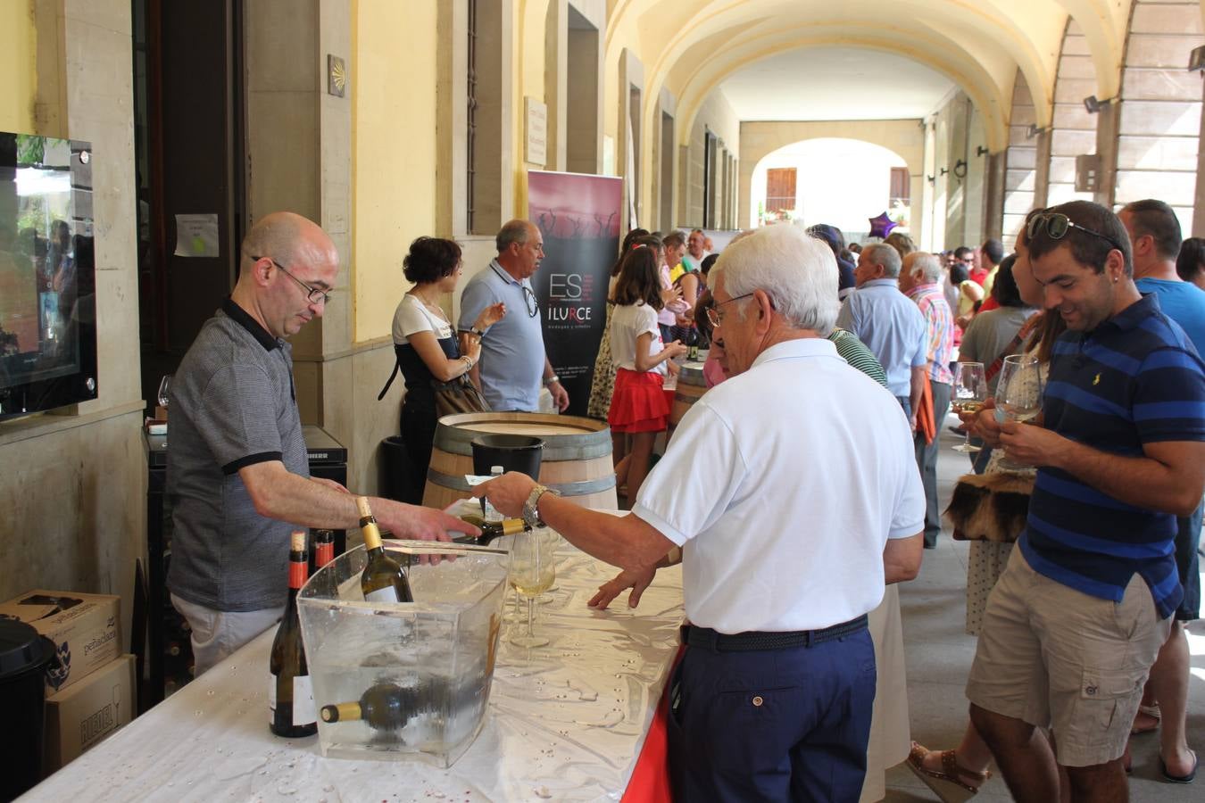 Alfaro saca sus bodegas a la calle