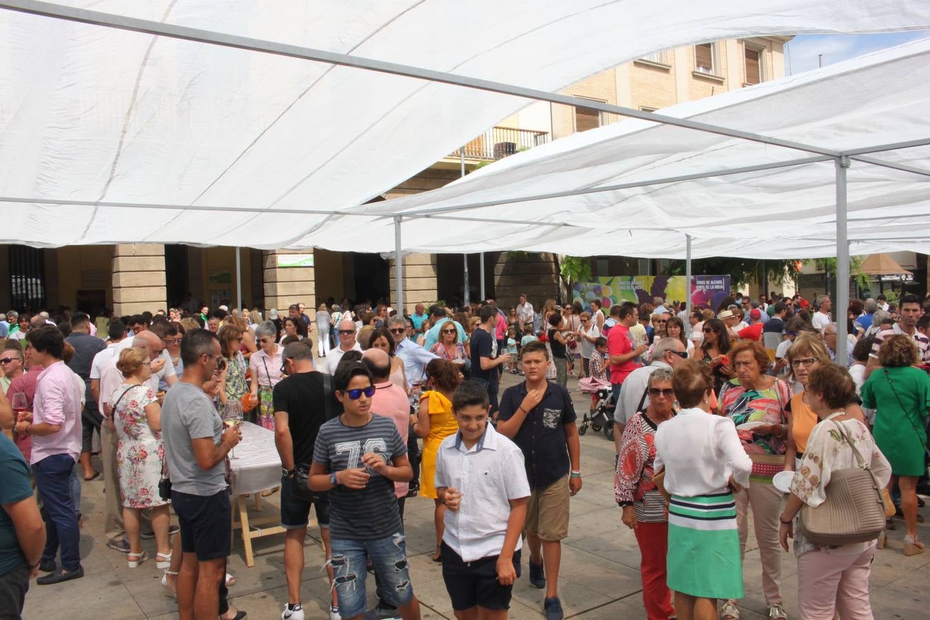 Alfaro saca sus bodegas a la calle