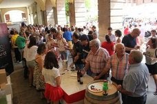 El numeroso público pudo conocer y saborear los caldos de siete bodegas alfareñas en esta iniciativa gastronómica y turística. :: E.p.