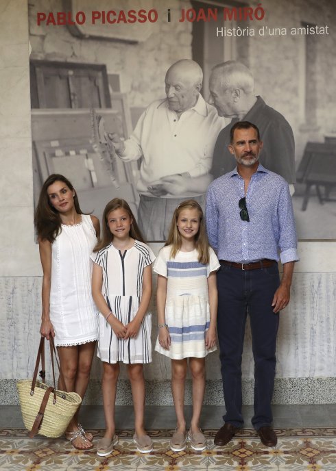 La Familia Real posa en Sóller delante del cartel de la exposición sobre Joan Miró y Pablo Picasso. :: ballesteros/ efe