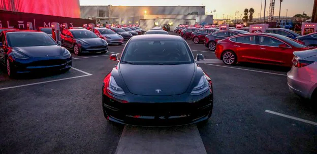 Una de las primeras unidades del Tesla Model3, salido de la factoría de la firma en Freemont (California) la semana pasada. :: R. C.