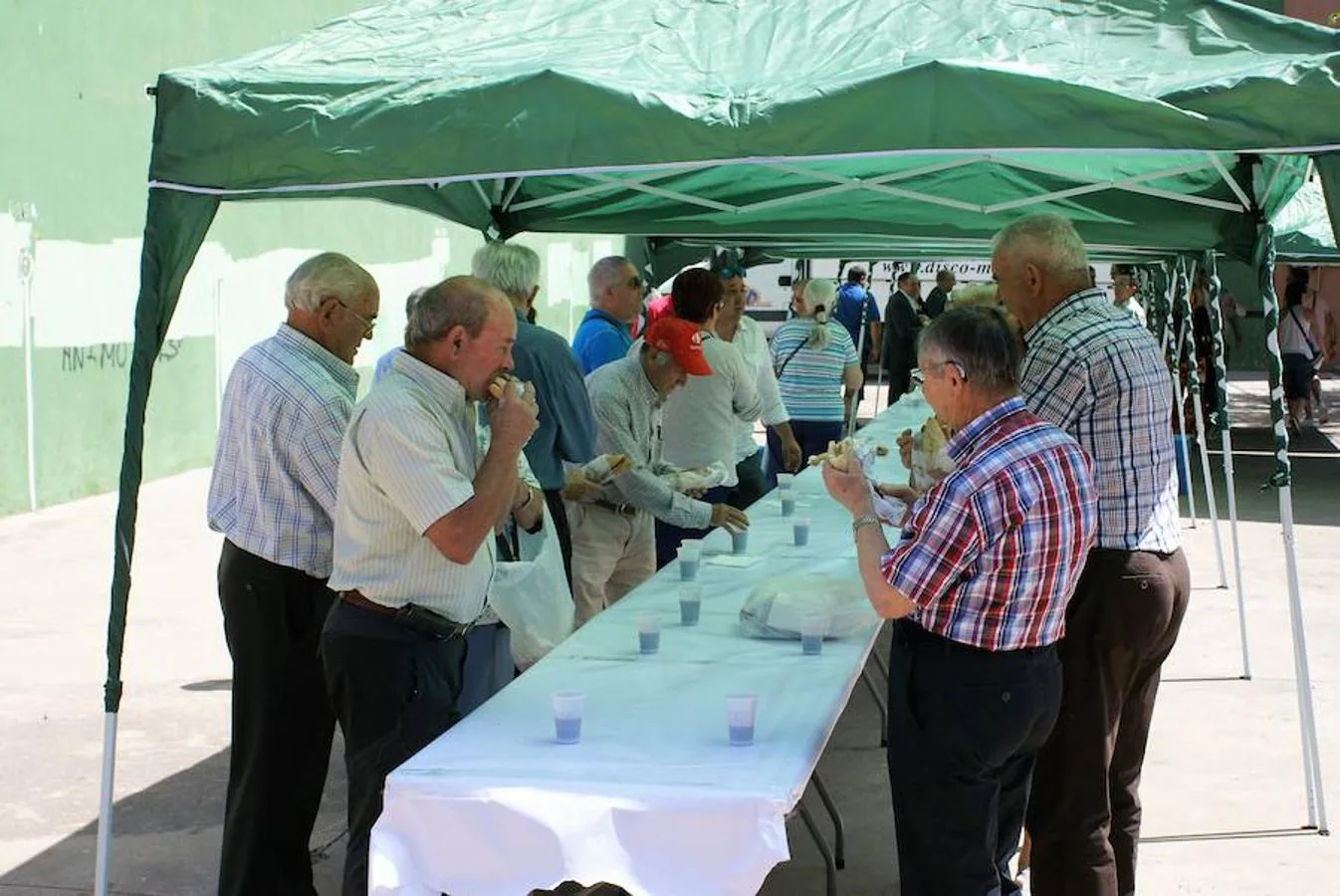 Más de 1.200 personas disfrutaron del festival del jamón con pimientos fritos que ha organizado Cárdenas con motivo del día grande de sus fiestas patronales y que este lunes finalizan con el entierro de la cuba y la quema del gitanillo.