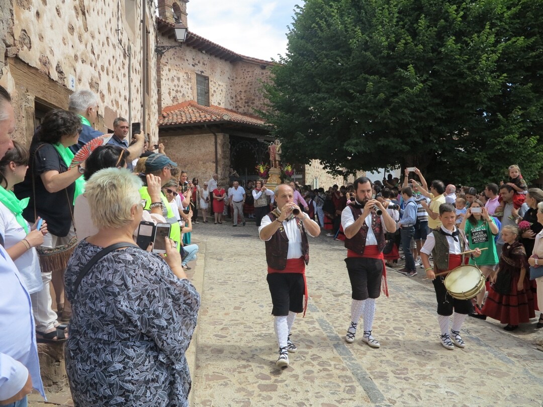 La localidad camerana ha recuperado danzas antiguas en estas fiestas de San Mamés