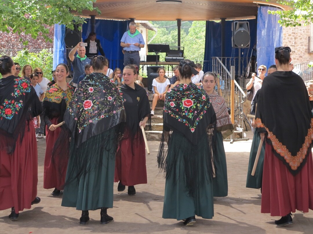 La localidad camerana ha recuperado danzas antiguas en estas fiestas de San Mamés