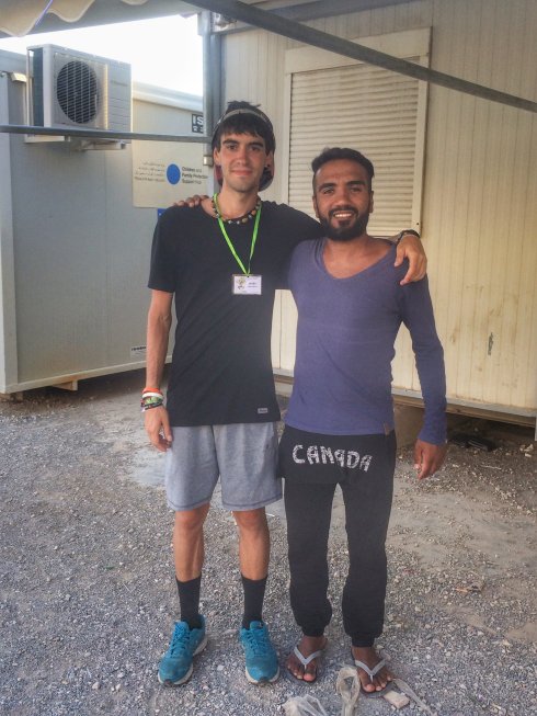 Javier Barrio posa con un refugiado en Grecia. :: J.B.C.